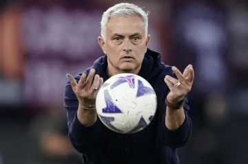 半程落后榜首10分！曝62岁穆帅将连续3年被解雇 阿莫林或取而代之