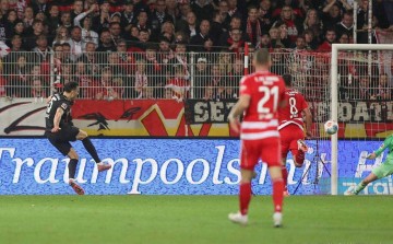 门兴0-3不敌柏林联合,夏季转会策略失误致德甲垫底