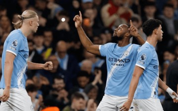 一场2-2，改变英超争冠格局，瓜迪奥拉气炸了：争冠形势恶化